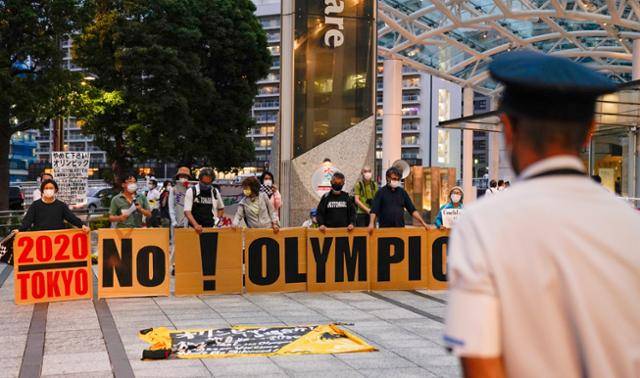 일본 도쿄에 있는 도쿄올림픽조직위원회의 입주 빌딩 주변에서 18일 시위대가 모여 올림픽 개최 반대를 촉구하고 있다. 도쿄EPA=연합뉴스