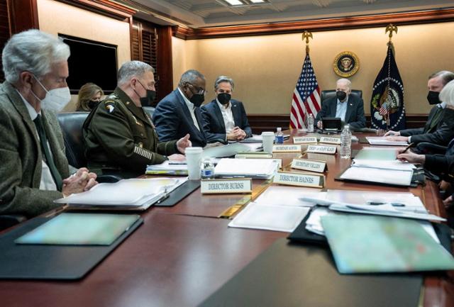 조 바이든(가운데) 미국 대통령이 20일 워싱턴 백악관에서 국가안보회의(NSC)를 소집해 우크라이나 사태를 논의하고 있다. 워싱턴=로이터 연합뉴스