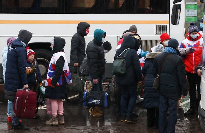 우크라이나 동부 돈바스 지역 주민들이 22일(현지시간) 러시아 나로포민스크에 도착한 버스에서 내리고 있다. 타스연합뉴스
