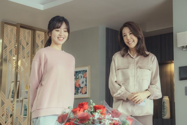 The marriage song Divorce Composition 3 (Phoebe, Im Sung-han)/director Oh Sang-won/hereinafter, Join Song 3), which is scheduled to air at 9 p.m. on February 26 (Saturday), is about unimaginable misfortune to three attractive heroines in their 30s, 40s and 50s, and a dissonance of couples seeking true love. Its rama.Last years Join Song 2 marked a mark on TV CHOSUN Drama with a historic ratings of 16.6% nationwide and 17.2% per minute.Especially, Lee Si-eun - Body Chemistry - Uram, played by Jeon Soo-kyung - Jeon Hye-won - Im Hanbin, was hurt by the inner-south Buddha behavior of Lee Si-eun, Body Chemistry, and Urams father, Park Hae-ryun (Jeon Nomin).After his divorce from Park Hae-ryun, Ishi-eun lived with Body Chemistry (Jeon Hye-won) and Uram (Im Hanbin) and started standing alone and received support from viewers.In this regard, Jeon Soo-kyung, Jeon Hye-won and Hanbin are attracting attention as they predict the flower path that is contrary to last season as the scene of flower delivery arrival.The unexpected timing of the drama is the scene where the flower delivery to Ishieun comes.Body Chemistry, who saw the delivered flower basket first, called Ishi Eun with the above-mentioned face, Come out of my mother. Ishi Eun, who saw the flower, smiles brightly and shows happiness.Everyone in the three families, including the joyful Uram, is laughing, and who sent 50 roses to Ishieun, and finally Ishieun is wondering if he can escape from the icon of perseverance.Meanwhile, Jeon Soo-kyung, Jeon Hye-won, and Hanbins 50 Rose Flowers Surprise Gift screen was filmed in January.The three people who showed more family-like breathing than their family in Season 1 and 2 together showed a more enjoyable picture than anyone else, leaving a commemorative photo in the shooting with rose flowers.In addition, when Jeon Hye-won took a close-up shot of Im Hanbin and gave him a steamy brother and sister chemistry, Jeon Soo-kyung, who watched it, smiled with a smile and formed a friendly atmosphere like a real family.Jeon Soo-kyung, Jeon Hye-won, and Hanbin are always in charge of the warmth of the scene with each others care, the production team said. I would like to ask for your interest and expectation that the Lee Si-eun family, who spent time in tears, will walk only in the Jolsagok 3.Marriage Literary Divorce Composition 3 will be broadcast for the first time on February 26 (Saturday) at 9 p.m.