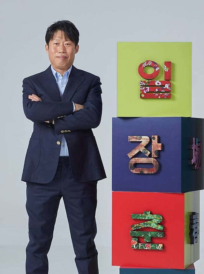 배우 유해진이 18일 오전 온라인 생중계로 진행된 애플TV플러스 단편영화 '일장춘몽'(감독 박찬욱) 기자회견을 위해 포즈를 취하고 있다.  iPhone 13 Pro로 촬영한 단편영화 '일장춘몽'은 마을의 은인, '흰담비'(김옥빈)를 묻어줄 관을 만들 나무를 구하기 위해 '장의사'(유해진)가 무덤을 파헤치고, 그 바람에 무덤의 주인인 '검객'(박정민)이 깨어나 자신의 관을 되찾기 위해 한바탕 소란을 벌이는 무협 로맨스다. /사진제공=애플 2022.02.18 /사진=이동훈 기자 photoguy@