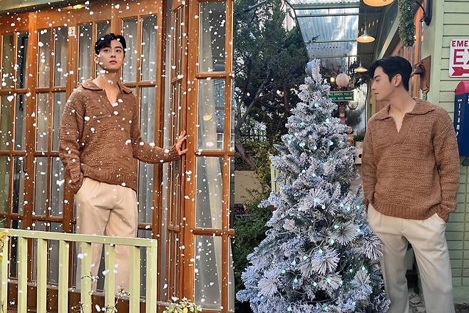 Astro Cha Eun-woo flaunted her eye-popping visualsCha Eun-woo posted several photos on his 22nd day with an article entitled Focus on me.The picture shows Cha Eun-woo, a warm winter man, hiding behind a tree, showing off his genius visuals, or boasting a picturesque presence in the snow.Cha Eun-woo waved fan sim with visuals to save as soon as he saw it.Fans praised him for his comments such as real handsome, always watching Jung Eun-woo and how to turn your eyes.Meanwhile, the Kakao page The Devil is Marionette OST Focus on me (Focus on Me) sung by Cha Eun-woo was released at 6 oclock today (22nd).