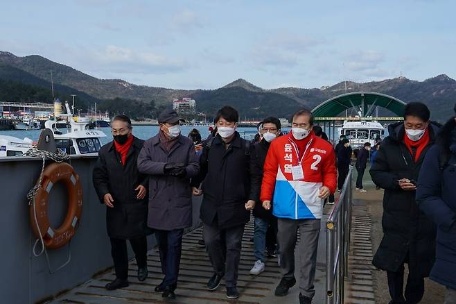 (서울=연합뉴스) 국민의힘 이준석 대표가 22일 전남 신안군 흑산도를 방문하고 있다. 2022.2.22 [국민의힘 제공, 재판매 및 DB 금지]