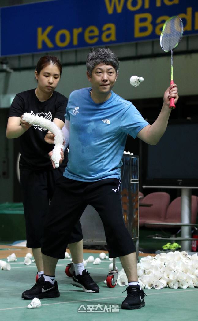 한국 배드민턴 대표팀을 지도하던 시절의 강경진 감독. 그는 직접 선수들에게 셔틀콕을 쳐주는 등 열성적으로 지도했고, 이런 점이 중국행에 영향을 미친 것으로 알려졌다. 김경무 전문기자