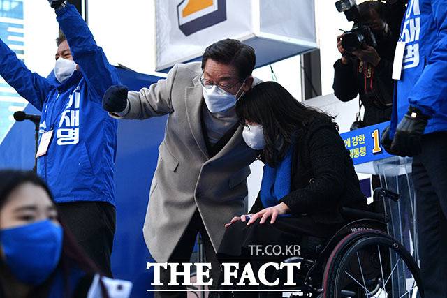 이재명 더불어민주당 대선 후보가 23일 오후 세종특별자치시 나성동 먹자골목에서 열린 '김대중·노무현 대통령의 꿈이 깃든 세종시, 균형발전 꼭 이루겠습니다' 유세에서 찬조연설을 위해 연단에 오른 김지혜 씨와 대화하고 있다. /세종=남윤호 기자