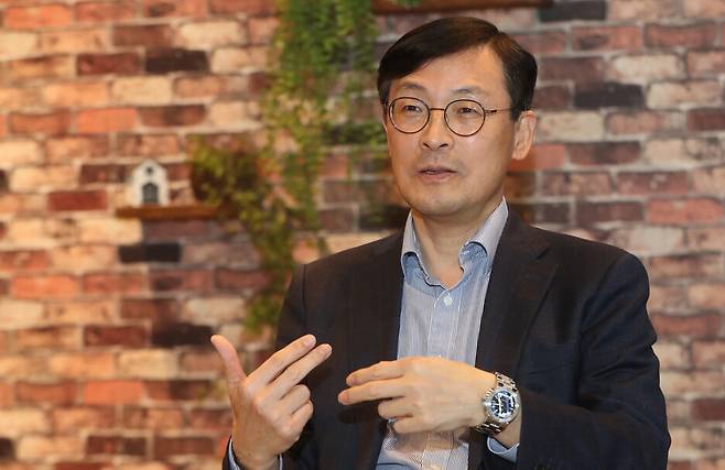 이호승 청와대 정책실장이 18일 오후 서울 종로구 청와대 사랑채에서 <한겨레>와 인터뷰하고 있다. 김태형 기자 xogud555@hani.co.kr
