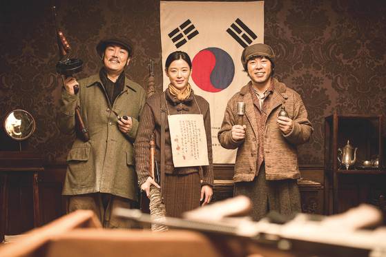Director Choi Dong-hoon’s period drama “Assassination" (2015) stars from left, Cho Jin-woong, Jun Ji-hyun and Choi Deok-mun as headstrong Korean independence fighters during the 1930s. [SHOW BOX]