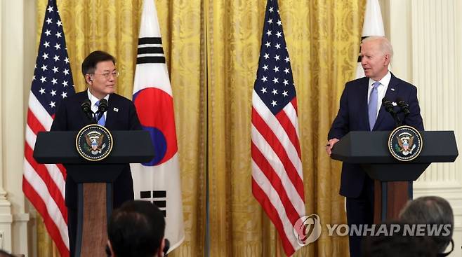 문재인 대통령과 조 바이든 미국 대통령이 지난해 5월 21일(현지시간) 백악관에서 정상회담 후 공동기자회견을 하고 있다. 연합뉴스