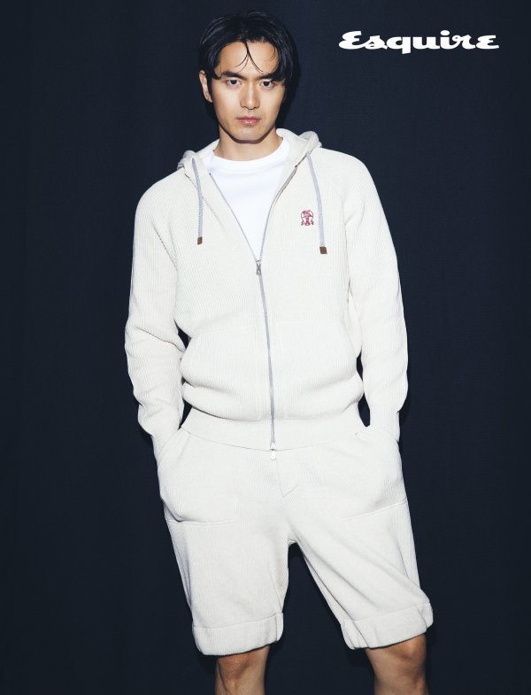 After the recent drama The Bullsall, the film showed a unique style in this picture, which was held during a busy schedule with the filming of the romance drama Marriage White Paper.Lee Jin-wook, who has been digesting from suit to sporty look as a usual fashionista, is the back door that received praise from field staff with natural pose, gentle smile, intense eyes and unique atmosphere.Lee Jin-wook has completed a picture full of masculine beauty.Lee Jin-wook picture can be seen in the March issue of Esquire 2022.