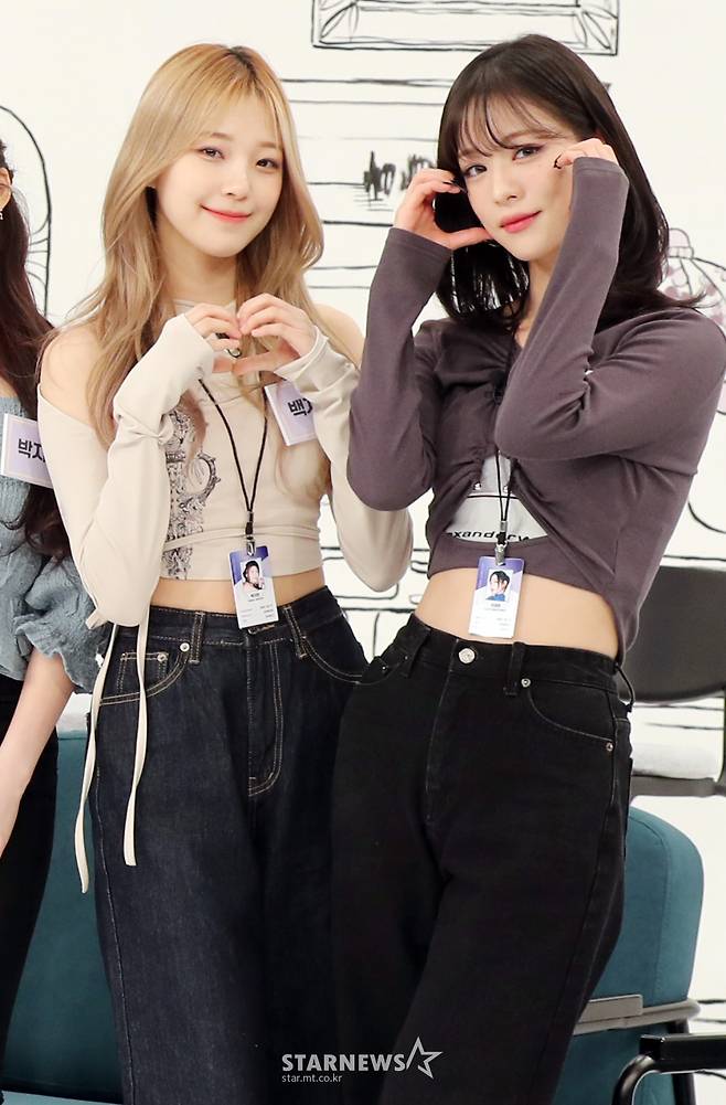 프로미스나인 백지헌-이채영 '꿀떨어지는 하트'[★포토]