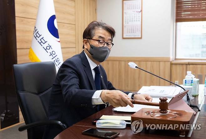 의사봉 두드리는 윤종인 개인정보위 위원장 (서울=연합뉴스) 윤종인 개인정보보호위원회 위원장이 23일 오전 서울 종로구 정부서울청사에서 개최된 제4회 개인정보보호위원회 전체회의에서 의사봉을 두드리고 있다. 2022.2.23 
    [개인정보보호위원회 제공. 재판매 및 DB 금지] photo@yna.co.kr