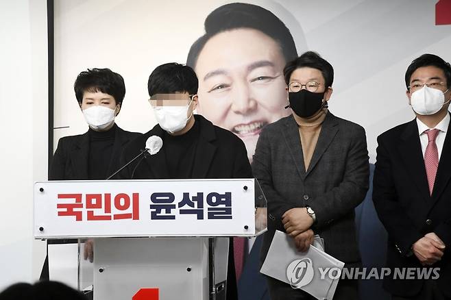 발언하는 고 김문기 처장의 장남 (서울=연합뉴스) 하사헌 기자 = 국민의힘 권성동 의원과 김은혜 공보단장이 23일 서울 여의도 당사에서 '고 김문기 성남도시개발공사 개발처장 유족' 관련 기자회견을 열었다. 고 김문기 처장의 장남(왼쪽)이 발언을 하고 있다. 2022.2.23 [공동취재] toadboy@yna.co.kr