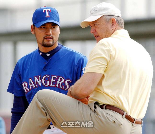 2002년 텍사스 레인저스 스프링탬프 플로리다 샬럿포트를 방문해 박찬호에게 투구폼을 지도하고 있는 전설의 놀란 라이언. 라이언은 LA 에인절스, 휴스턴 애스트로스, 텍사스 레인저스 등 3팀에서 등번호가 영구결번됐다. 사진=스포츠서울