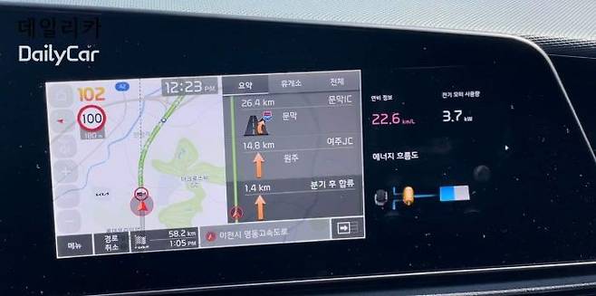 분할 화면을 통해 내비게이션과 차량 에너지 흐름도를 동시에 표출시키는 신형 니로 하이브리드 디스플레이