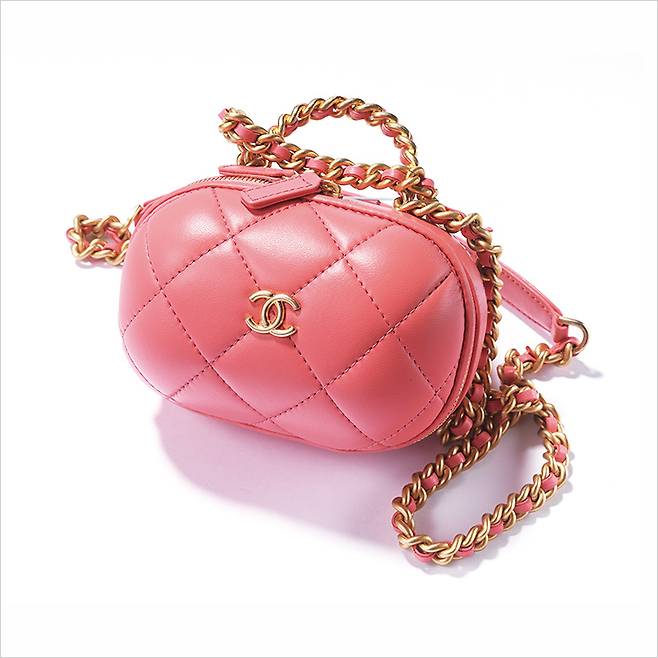 로맨틱한 핑크 컬러의 체인 백은 가격 미정, Chanel.