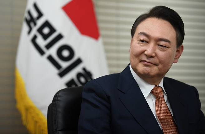 윤석열 국민의힘 대선후보가 24일 서울 영등포구 당사에서 짐 로저스 로저스홀딩스 회장과 면담하고 있다. 국회사진기자단]