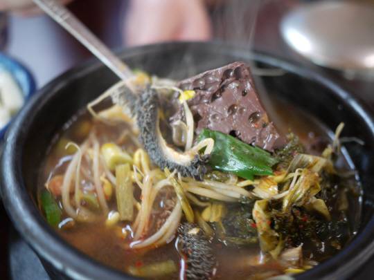 신선한 내포와 선지, 우거지와 콩나물을 넣어 끓여내는 솔모랑해장국의 선지해장국. 뜨끈한 선지해장국 한 그릇은 숙취 해소에 그만이다.