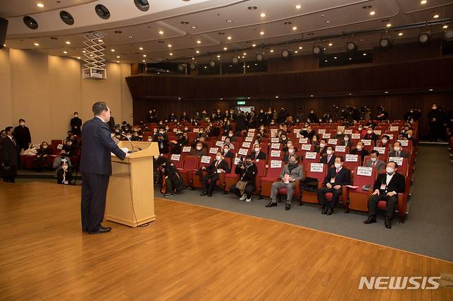[서울=뉴시스] 전신 기자 = 윤석열 국민의힘 대선 후보가 24일 서울 여의도 국회도서관에서 열린 ‘여야 전직 국회의장-국회의원 윤석열 후보 지지 선언' 행사에서 발언하고 있다. (공동취재사진) 2022.02.24. photo@newsis.com