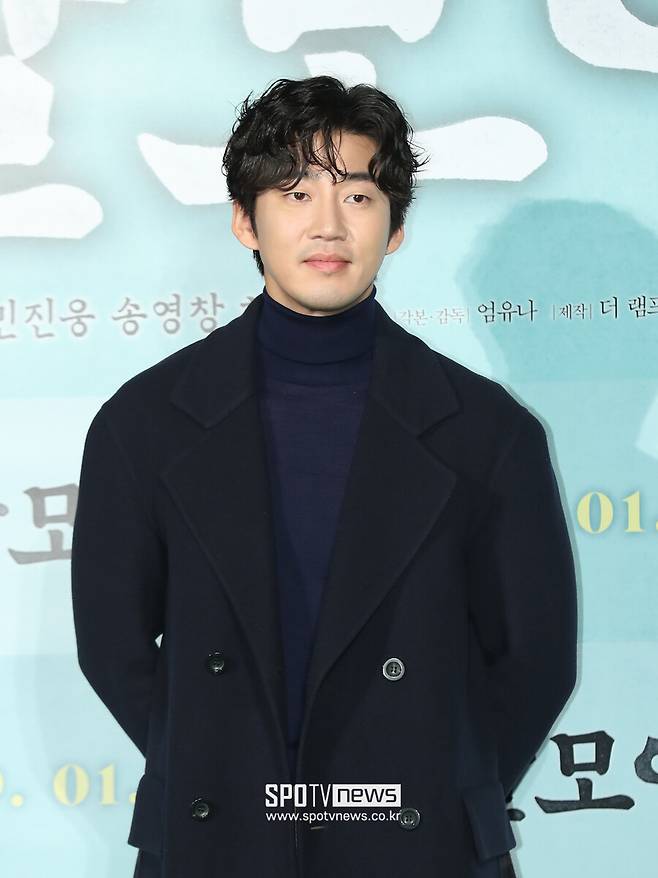 Actor Yoon Kye-sang goes on late honeymoonAccording to the 23rd report, the Yoon Kye-sang couple decided to go on a honeymoon to Hawaii in about seven months after marriage at the end of this month.Yoon Kye-sang and wife split busy schedule to plan late honeymoonHawaii Honeymoon has long been quietly prepared by the two people, and it was reported that they planned a long honeymoon for a month, but they decided to enjoy the honey-like Hawaii Honeymoon, although it is a short period due to problems such as shooting schedule.The two men became married on August 13 last year after a marriage report, and the wedding ceremony was not held separately in consideration of the spread of the new coronavirus infection (Corona 19).Yoon Kye-sang boasts a happy marriage through his SNS after marriage.He is showing off the aspect of Lovers Husband by writing a humorous post using his own brand product.Drama shooting, busy with business, the two people who are on their honeymoon are expected to enjoy a quiet and simple Honeymoon.Yoon Kye-sangs wife is a 5-year-old businessman and has recently attracted attention as the hottest young manager in the domestic cosmetics industry by launching the most popular beauty brand for 2030.He also served as a representative of the creative artist group Studio Concrete of the young children.