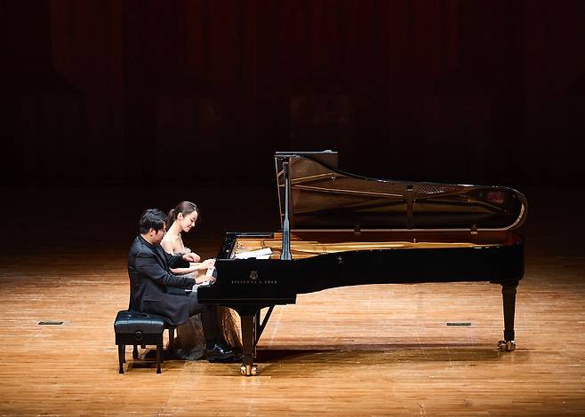 23일 예술의전당에서 열린 피아니스트 랑랑의 독주회. 본공연이 끝난 뒤 랑랑과 지나 앨리스는 피아노에 나란히 앉아서 브람스의 곡을 함께 연주했다. 마스트미디어