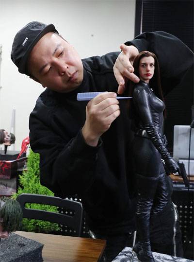 박정환 JND스튜디오 대표가 경기 용인시에 자리 잡은 사무실에서 영화 `다크 나이트 라이즈`에 나온 셀레나 카일을 다루고 있다. 박 대표는 "도자기 장인처럼 피규어를 잘 만드는 사람도 장인으로 인정받는 시대가 와야 한다"고 말했다.  [이승환 기자]
