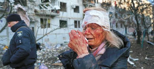 피 흘리는 우크라이나 : 24일 러시아군의 폭격을 맞은 우크라이나 동부 도시 추위브의 한 아파트 앞에서 머리를 붕대로 감싼 여성이 피 묻은 얼굴로 눈을 감고 있다. SNS에서 러시아의 우크라이나 침공을 비판하는 해시태그가 이어지고 있는 가운데, 트위터에 올라온 이 사진에는 ‘푸틴, 당신이 이 여성의 상처에 책임이 있다’고 적혀 있다.   트위터 캡처