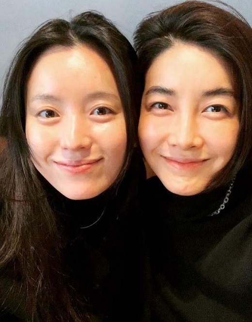 Actor Han Hyo-joo (35) and actor Jin Seo-yeon (real name Kim Jung-sun and 39) showed constant friendship.Jin Seo-yeon posted two photos on his instagram on the 25th, saying, I leave two shots only once a year.At the end of the article, # Livelihood and # Ten Years left a hashtag.In the photo, Han Hyo-joo and Jin Seo-yeon, who laughed brightly with their faces, attracted attention.Han Hyo-joo showed off his bare face with makeup, and Jin Seo-yeon turned his hair back and showed off his unique cool features.Meanwhile, Jin Seo-yeon and Han Hyo-joo developed into best friends, breathing in the film Ban Chang-ko (2012).