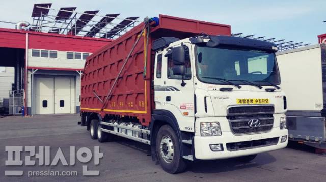 ▲재활용품 수집차량으로 완성된 현대 메가트럭이  성능검사를 받지 못해 번호판도 없이 공장에 서 있다. ⓒ프레시안(=송부성 기자)