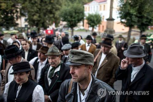 주데텐란트의 친나치 민병대  지난 2018년 뮌헨협정 80주년 기념행사에서 주데텐란트의 친나치 민병대 '주데텐란트 자유군단' 대원으로 분장한 참가자들 [EPA 연합뉴스 자료사진·재판매 및 DB 금지]