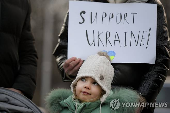 우크라이나 응원하는 루마니아 어린이 (AP=연합뉴스) 루마니아의 한 어린이가 24일(현지시간) 부쿠레슈티 우크라이나 대사관 앞에서 러시아의 우크라이나 침공에 대한 항의 집회에 참석하고 있다.