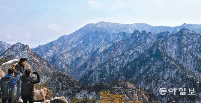 설악산 오세암 만경대에서 바라본 내설악 풍경. 흰 눈이 쌓인 공룡능선과 용아장성, 소청봉, 중청봉이 한눈에 보이는 장쾌하고 웅혼한 설경이 파노라마처럼 펼쳐진다.