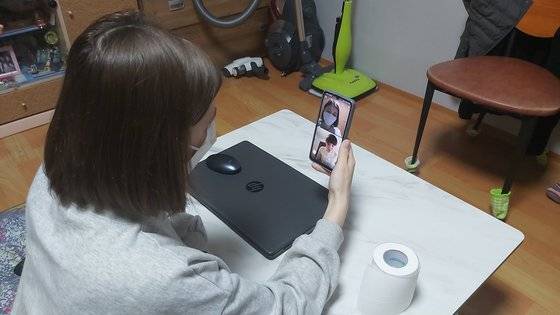 지난 24일 오후 임 이리나가 우크라이나에 있는 언니와 영상통화를 하고 있다. 사진 임씨 제공