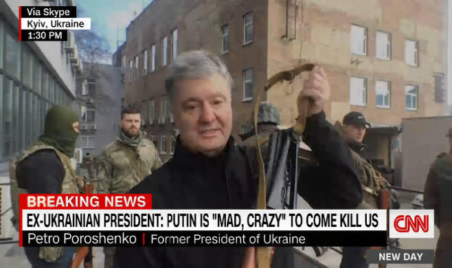 2014~2019년 재임한 페트로 포로셴코 우크라이나 전 대통령이 소총을 들어 보이고 있다. CNN캡처