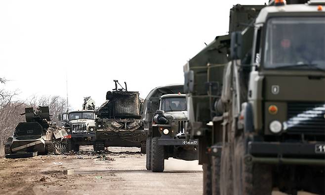 지난 24일(현지시간) 우크라이나 국경의 페레코프 검문소에 러시아군 군용 트럭이 접근하고 있다. 타스연합뉴스