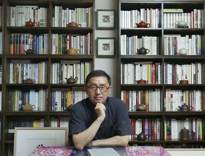 ▲ '인민을 위해 복무하라' 원작을 번역한 김태성 번역가. 제공|제이앤씨미디어그룹