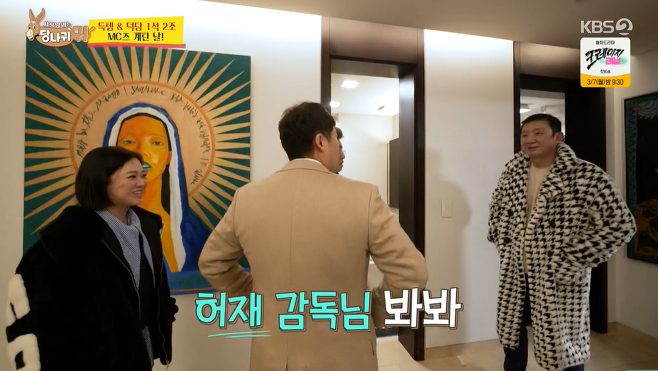 The 77-year-old fashionista senior actor Kim Yong-guns house was revealed, and Kim Yong-gun recalled last year when he was caught up in the biggest Scandal since his debut.On the 27th, KBS2 Presidents ear was donkey ears ears, Kim Sook, Jeon Hyun Moo and Hur Jae went to the house of one MC Kim Yong Gun.Kim Yong-guns house, which was first unveiled through broadcasting, attracted attention with its sophisticated interior on a wide and magnificent scale.In the house of Kim Yong-gun, famous paintings were displayed like a gallery. In front of the painting of the artist Woo-kook One, Kim Yong-gun said, I prayed a lot in front of me last year when I was very hard.I prayed a lot, he said.Kim Yong-gun was accused of forcing abortion on A, who was 39 years younger in August last year, and was at the center of controversy. After that, Kim Yong-gun agreed with A and decided to put the child on his family register.Kim Yong-guns late son, who becomes the younger brother of actor Ha Jung-woo, was born last November.On the other hand, Kim Yong-gun presented clothes on the spot to MCs who visited the dress room with various styles of costumes on a scale comparable to a good store.Kim Yong-gun recommended Hur Jae to a luxurious Houndus check coat and presented it as I did not wear it once.Second, Jun Hyun-moo was presented with a camel coat, which seemed a bit tight, but he got clothes without any hesitation, and the coat price was 6.8 million One.3MC, which received a gift of joy, thanked Kim Yong-gun late.Photo Source  KBS