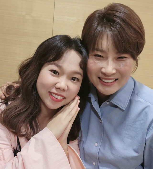 Gagwoman Hong Hyon-hee thrilled with Pak Se-ris stroller giftHong Hyon-hee posted a picture on his SNS on the 27th, saying, Thank you for our Richie Clath, please. I am worried about what to do to my sister.In the public photo, Hong Hyon-hee poses with a face-to-face pose with Pak Se-ri.He also revealed his joy by releasing photos of luxury strollers presented by Pak Se-ri.Hong Hyon-hee married interior designer Jason, and recently reported the news of pregnancy.