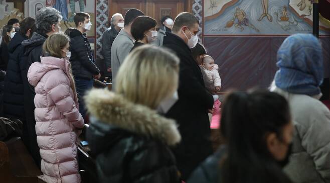 러시아가 우크라이나를 침공한 가운데 재한 우크라이나인들이 26일 서울 마포구 성 니콜라스 정교회 성당에서 공동 기도회에 참석해 기도하고 있다. /뉴시스