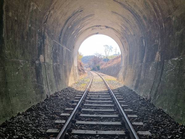 영화 ‘살인의 추억’ 엔딩 장면을 촬영한 현장인 경남 진주시 정촌면 죽봉터널 내부에서 바깥을 바라본 모습이다.