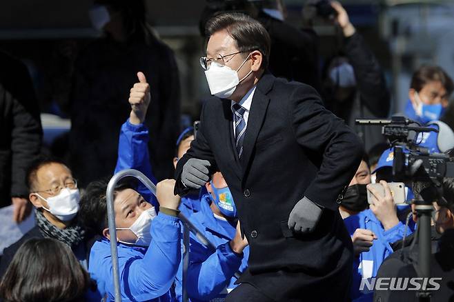 [창원=뉴시스] 최동준 기자 = 이재명 더불어민주당 대선 후보가 27일 경남 창원 상남분수광장에서 열린 유세에 입장하고 있다. 2022.02.27. photocdj@newsis.com