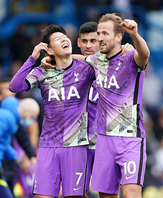 손흥민(왼쪽)과 해리 케인(오른쪽)이 26일 통산 37번째 합작골을 만들어낸 뒤 어깨동무를 하며 함께 기뻐하고 있다. 리즈=AP연합뉴스