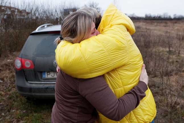 - 안나 세먹이 자신의 아이들을 데리고 안전하게 우크라이나 국경을 넘은 나탈리야 아브레예바(58)와 함께 눈물을 흘리고 있다. 이들은 이날 처음 만났다. 로이터통신 연합뉴스