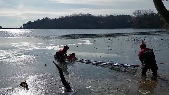 지난 1월 15일 전북 익산의 한 저수지에서 얼음이 깨지면서 물에 빠진 구조대상자를 소방대원들이 구조하는 모습. [소방청 제공. 재판매 및 DB 금지]