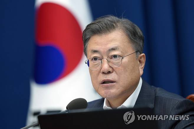 영상 국무회의 주재하는 문재인 대통령 (서울=연합뉴스) 안정원 기자 = 문재인 대통령이 지난 22일 청와대 여민관에서 영상 국무회의를 주재하고 있다. 2022.2.22 jeong@yna.co.kr