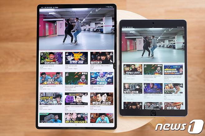 '갤럭시탭S8 울트라'(왼쪽)와 '아이패드 프로 10.5인치' 모델 화면 크기 비교. 같은 유튜브 앱에서도 화면에 표시되는 정보량이 다르다. 2022.2.27/뉴스1 © News1 이기범 기자