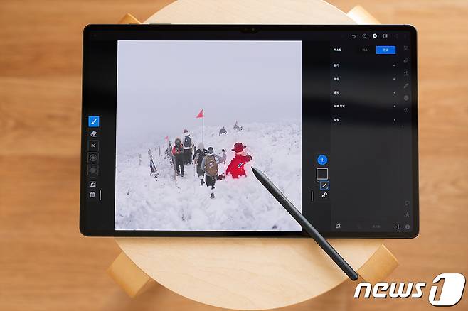 '갤럭시탭S8 울트라'에서 사진 편집 앱 어도비 '라이트룸'을 실행하는 모습. 용량이 큰 RAW 파일 작업도 쾌적하게 할 수 있다. 2022.2.27/뉴스1 © News1 이기범 기자