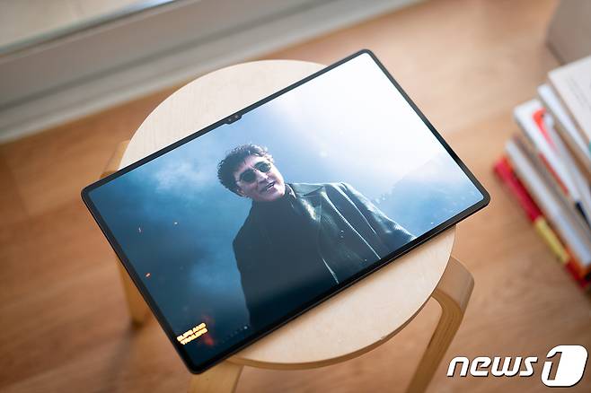 '갤럭시탭S8 울트라'에서 동영상 콘텐츠를 재생한 모습. 14.6인치 대화면을 통해 몰입감을 높일 수 있다. 2022.2.27/뉴스1 © News1 이기범 기자
