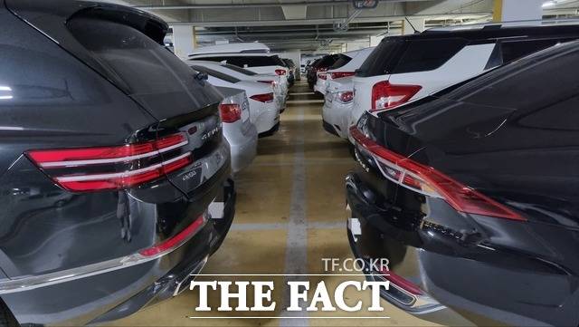 최근 온라인 커뮤니티 게시판 등에는 연식이 오래된 구축 아파트 단지는 물론 지어진 지 5년 이내 신축 아파트 단지 입주민들이 주차난을 호소하는 내용의 글들이 잇따라 올라오고 있다. 수도권에 있는 한 신축 아파트 주차장의 모습. /이선영 인턴기자