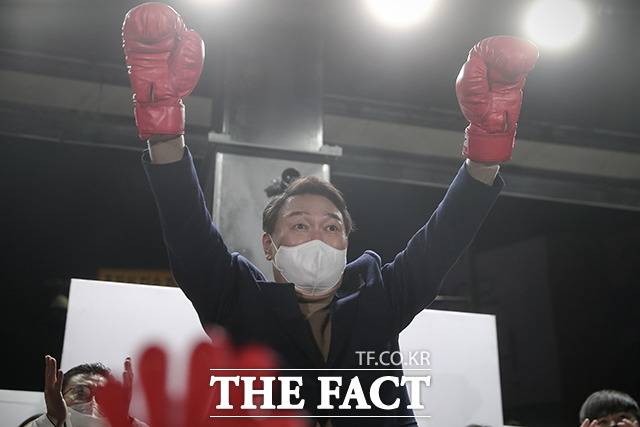 윤석열 국민의힘 대선 후보가 28일 오후 강원도 춘천시 춘천시청 앞에서 열린 '강원도 수부도시 춘천의 위대한 선택, 정권교체!' 강원 춘천 유세에서 글러브를 착용한 후 어퍼컷 세리머니를 선보이고 있다. /윤석열 캠프 제공