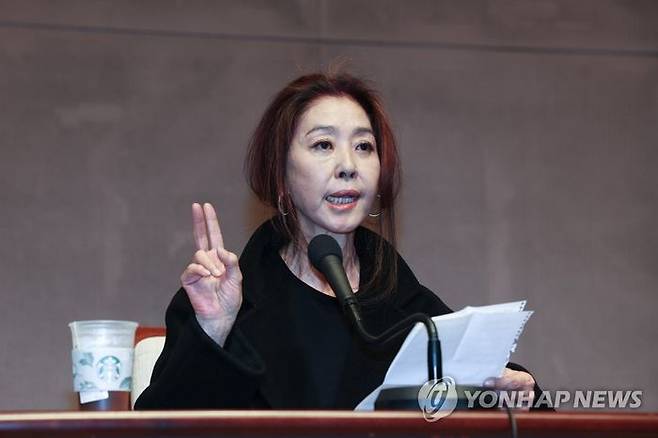 배우 김부선이 28일 오후 서울 중구 프레스센터에서 열린 더불어민주당 이재명 대선후보 관련 기자회견에서 입장 발표를 하고 있다. ⓒ연합뉴스